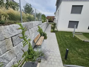 Weg mit Steinmauer und Sitzbank