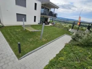Modernes Wohnhaus mit Grünstreifen